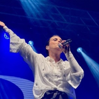  Aline Barros emociona 12 mil pessoas em noite memorável no Parque Central de Timbó